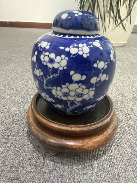 古玩陶瓷青花留白冰梅紋蓋罐真品鑒賞圖