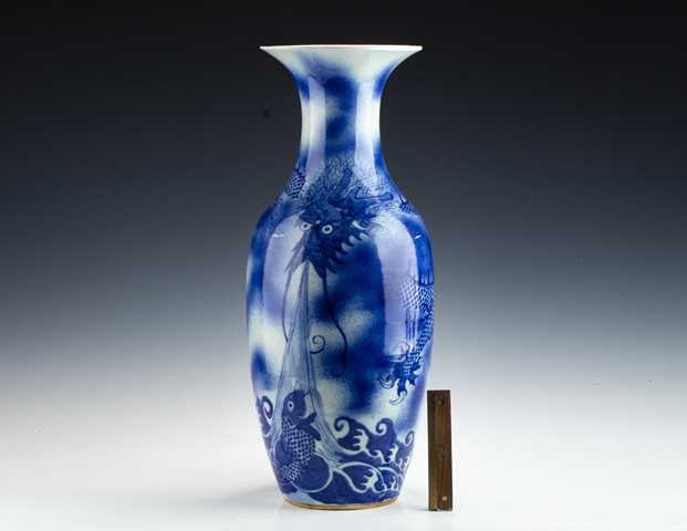 古玩陶瓷清中晚·青花吹釉魚化龍紋大瓶真品鑒賞圖