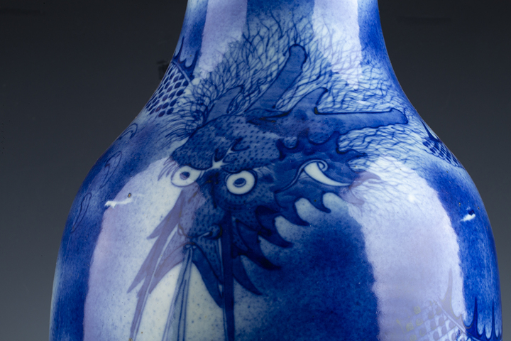 古玩陶瓷清中晚·青花吹釉魚化龍紋大瓶真品鑒賞圖