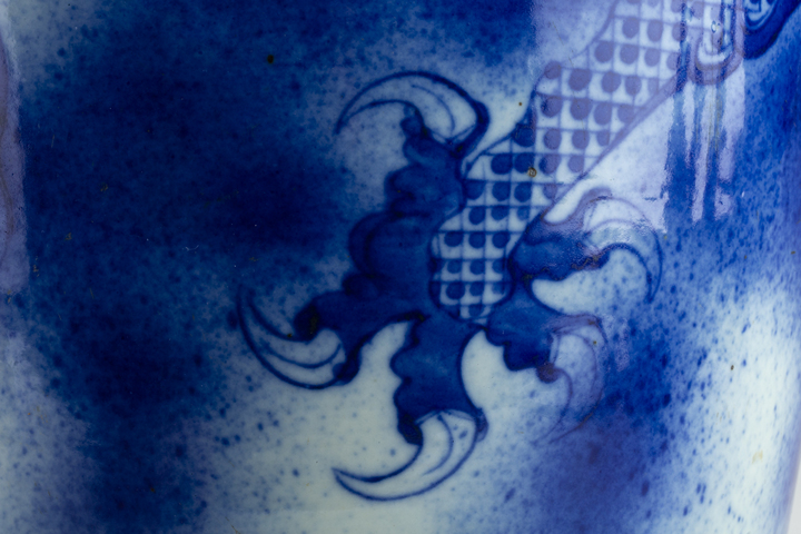 古玩陶瓷清中晚·青花吹釉魚化龍紋大瓶真品鑒賞圖