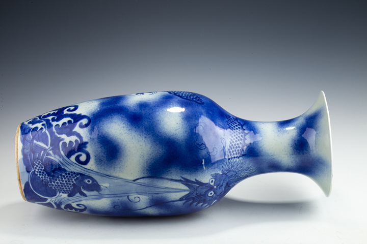 古玩陶瓷清中晚·青花吹釉魚化龍紋大瓶真品鑒賞圖