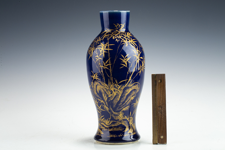 古玩陶瓷清晚·藍(lán)釉描金竹石紋瓶真品鑒賞圖