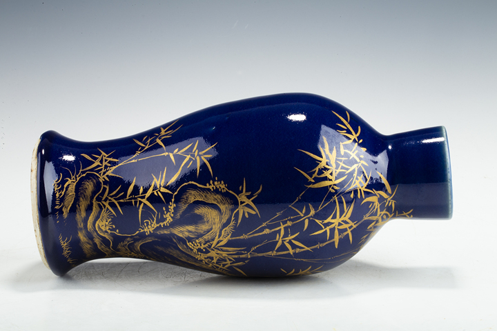 古玩陶瓷清晚·藍(lán)釉描金竹石紋瓶真品鑒賞圖
