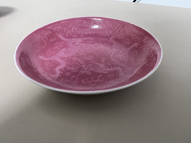 古玩陶瓷胭脂紅釉趕珠龍紋盤(pán)真品鑒賞圖