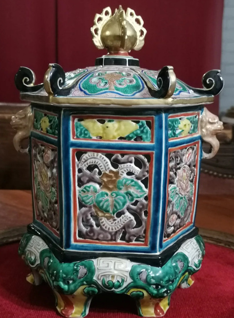 古玩陶瓷鏤空花卉紋香薰真品鑒賞圖