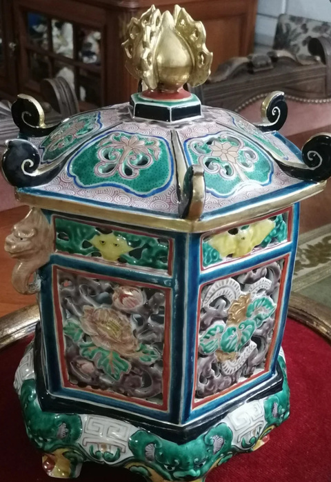 古玩陶瓷鏤空花卉紋香薰真品鑒賞圖