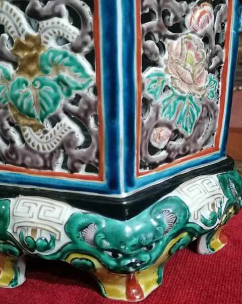 古玩陶瓷鏤空花卉紋香薰真品鑒賞圖