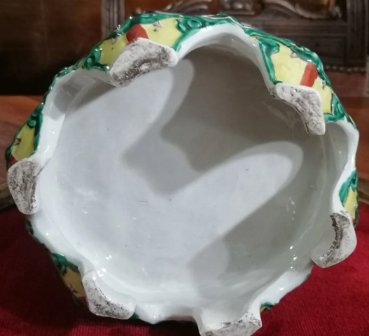 古玩陶瓷鏤空花卉紋香薰真品鑒賞圖