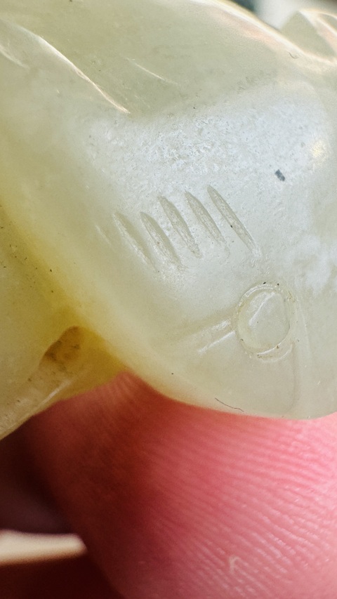 古玩玉器和田玉雕秋葉貓題材掛件真品鑒賞圖