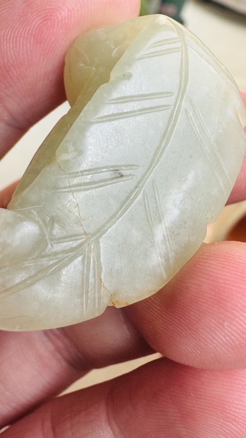 古玩玉器和田玉雕秋葉貓題材掛件真品鑒賞圖