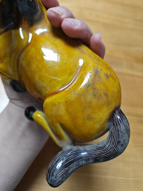 古玩陶瓷黃釉瓷塑馬真品鑒賞圖