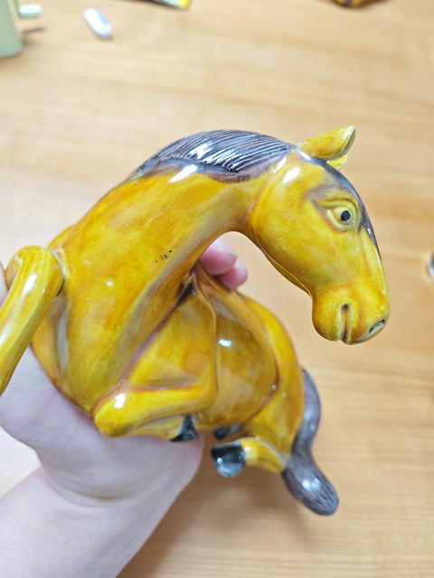 古玩陶瓷黃釉瓷塑馬真品鑒賞圖