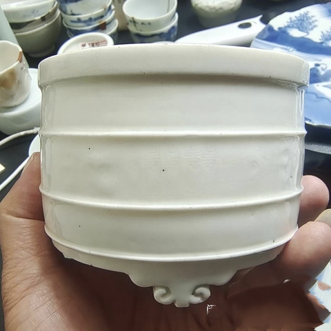 古玩陶瓷明代晚期德化窯白釉三足爐真品鑒賞圖