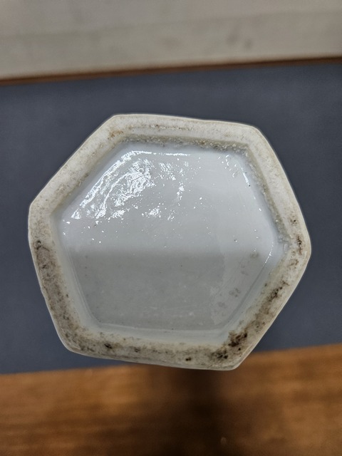 古玩陶瓷青花六方橄欖瓶真品鑒賞圖