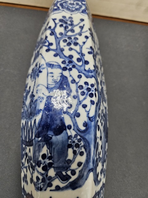 古玩陶瓷青花六方橄欖瓶真品鑒賞圖