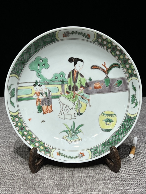 古玩陶瓷五彩侍女人物盤真品鑒賞圖