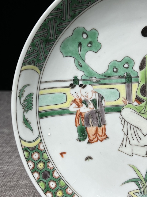 古玩陶瓷五彩侍女人物盤真品鑒賞圖