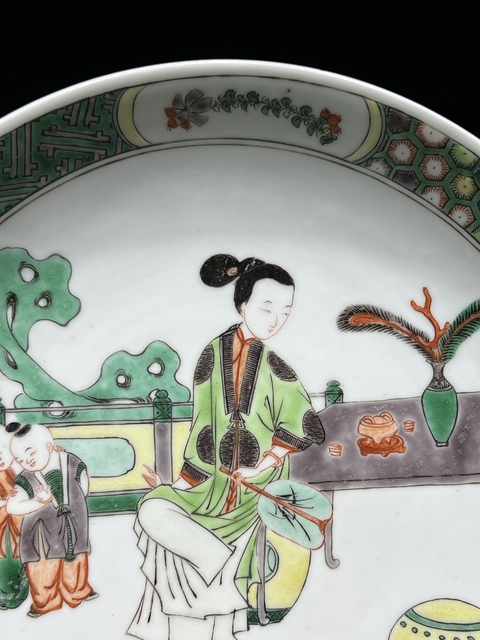 古玩陶瓷五彩侍女人物盤真品鑒賞圖