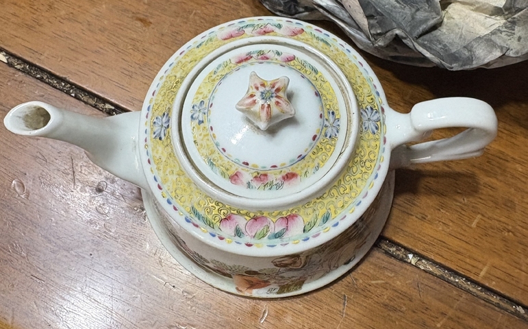 古玩陶瓷人物紋粉彩執壺真品鑒賞圖