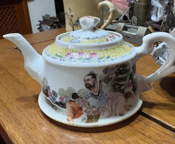 古玩陶瓷人物紋粉彩執壺真品鑒賞圖