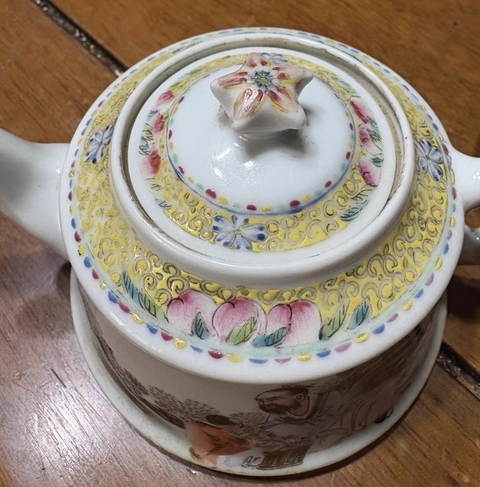 古玩陶瓷人物紋粉彩執壺真品鑒賞圖