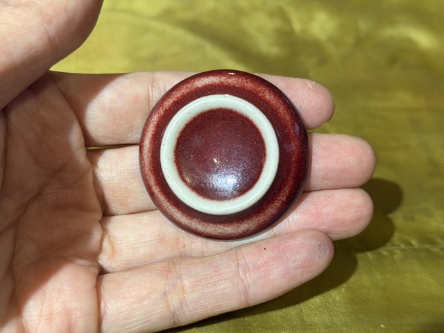 古玩陶瓷紅釉印盒真品鑒賞圖