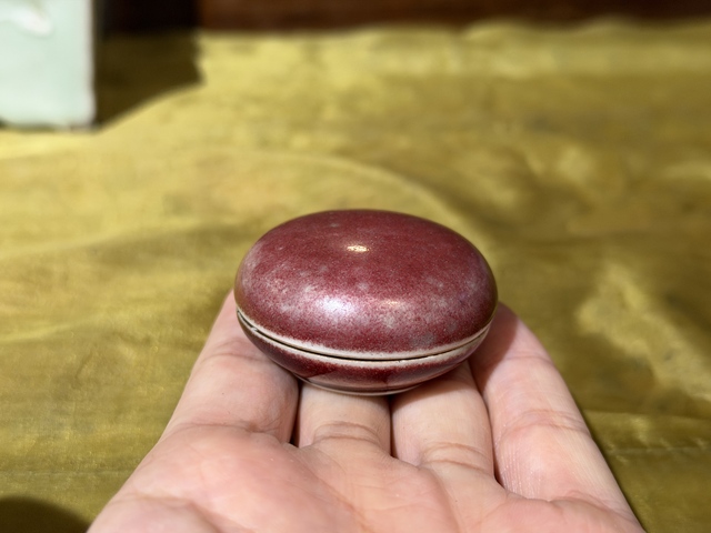 古玩陶瓷紅釉印盒真品鑒賞圖