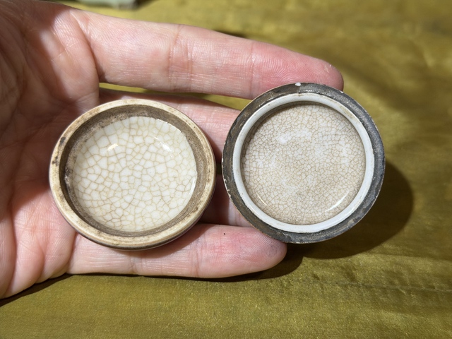 古玩陶瓷紅釉印盒真品鑒賞圖