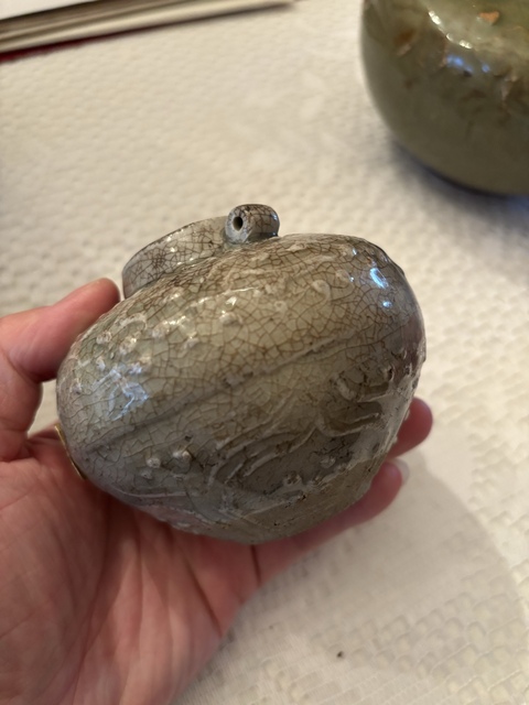 古玩陶瓷龍泉窯青釉印花雙系罐真品鑒賞圖