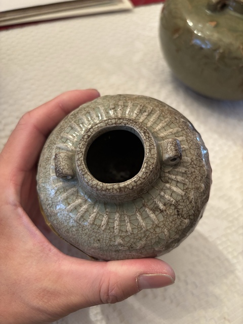 古玩陶瓷龍泉窯青釉印花雙系罐真品鑒賞圖