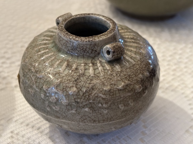 古玩陶瓷龍泉窯青釉印花雙系罐真品鑒賞圖