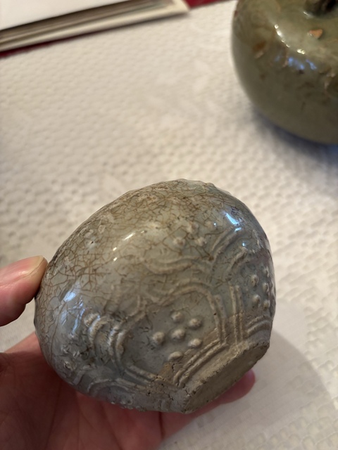 古玩陶瓷龍泉窯青釉印花雙系罐真品鑒賞圖