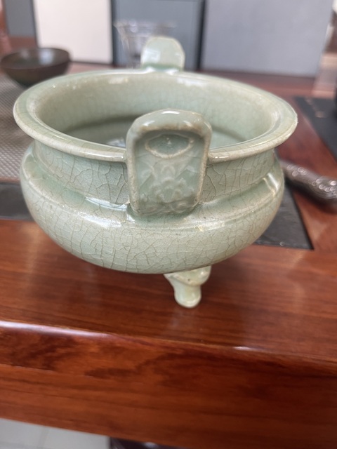 古玩陶瓷龍泉青瓷三足爐真品鑒賞圖
