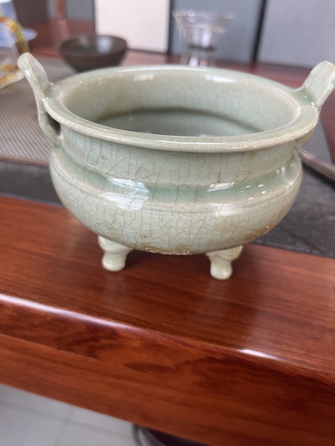 古玩陶瓷龍泉青瓷三足爐真品鑒賞圖