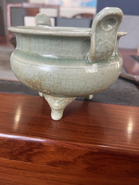 古玩陶瓷龍泉青瓷三足爐真品鑒賞圖