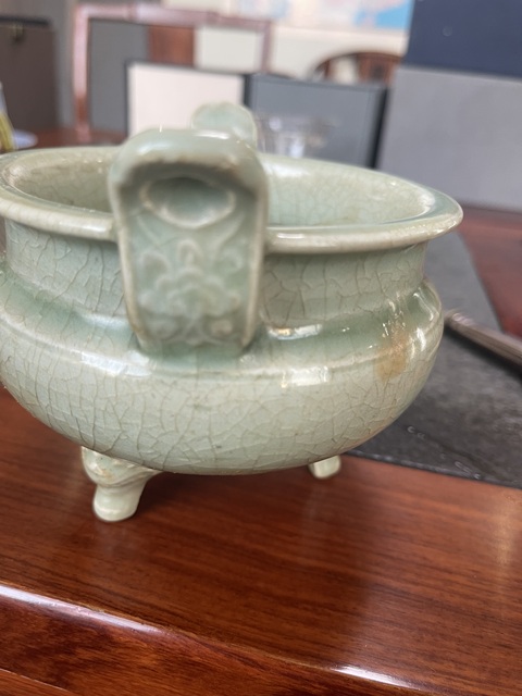 古玩陶瓷龍泉青瓷三足爐真品鑒賞圖