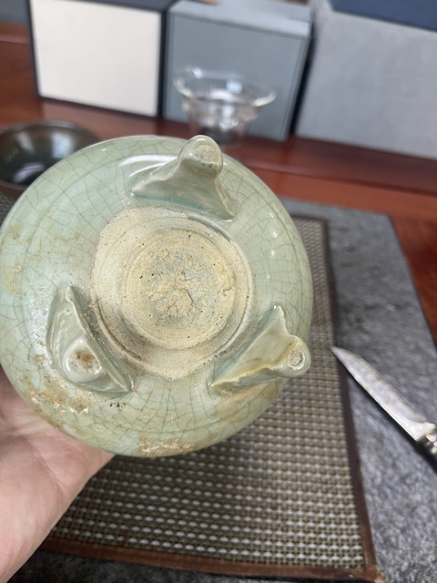 古玩陶瓷龍泉青瓷三足爐真品鑒賞圖