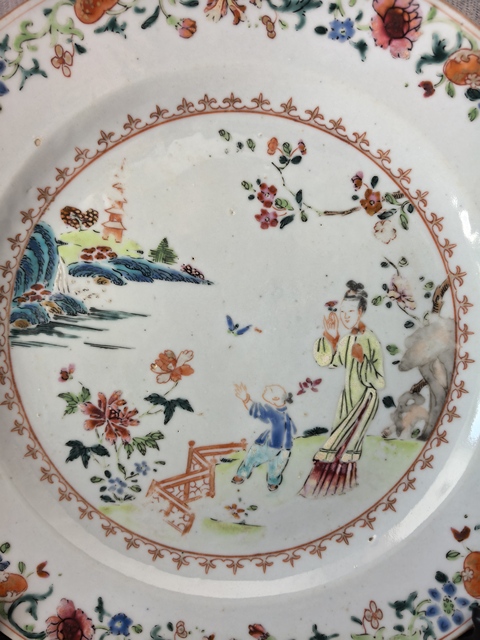 古玩陶瓷人物山水紋粉彩盤真品鑒賞圖