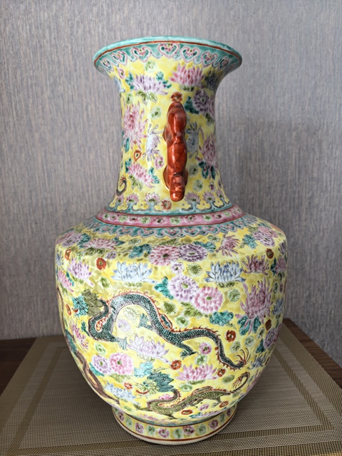 古玩陶瓷花間龍紋雙耳瓶真品鑒賞圖