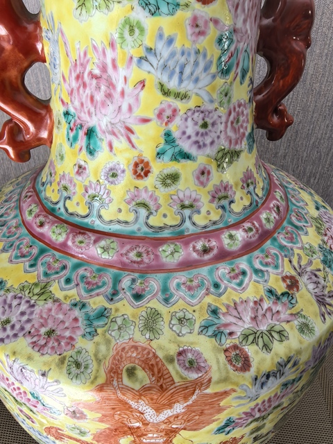 古玩陶瓷花間龍紋雙耳瓶真品鑒賞圖