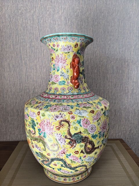 古玩陶瓷花間龍紋雙耳瓶真品鑒賞圖