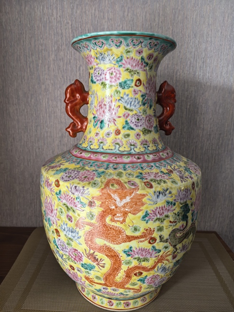 古玩陶瓷花間龍紋雙耳瓶真品鑒賞圖