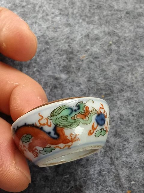 古玩陶瓷青花紅綠彩龍紋蓋盒真品鑒賞圖