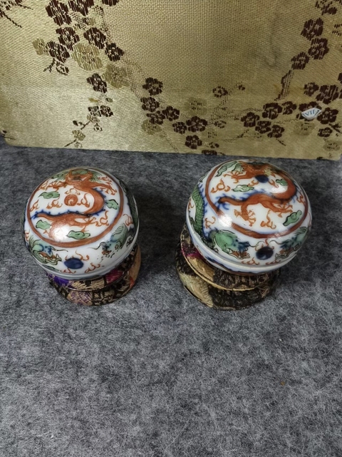 古玩陶瓷青花紅綠彩龍紋蓋盒真品鑒賞圖