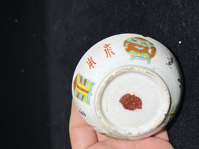 古玩陶瓷粉彩鐘鼎紋蓋盒真品鑒賞圖