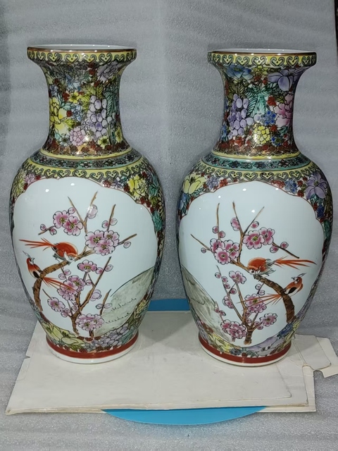 古玩陶瓷粉彩百花開窗花鳥紋瓶真品鑒賞圖