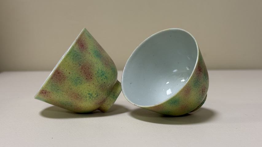 古玩陶瓷晚清桃花洞釉杯一對真品鑒賞圖