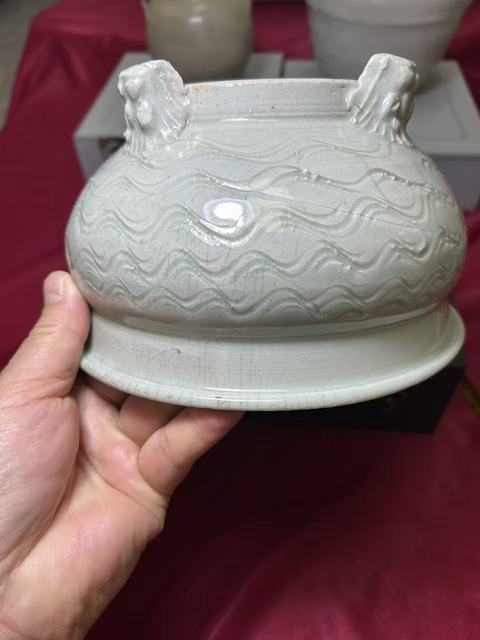 古玩陶瓷龍泉系青瓷三足爐真品鑒賞圖