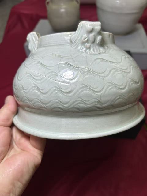 古玩陶瓷龍泉系青瓷三足爐真品鑒賞圖