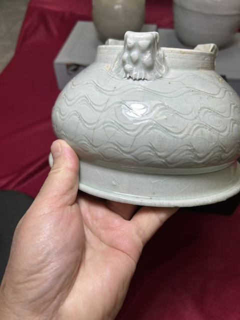 古玩陶瓷龍泉系青瓷三足爐真品鑒賞圖